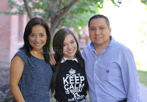 15102015 FESTEJA SU CUMPLE.  Miriam celebró su cumpleaños número 18 en compañía de sus compañeros del colegio y sus papás, Liliana e Iván.
