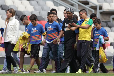En las instalaciones del estadio Azteca, el astro brasileño Ronaldinho convivió con pequeñines de distintas partes de Latinoamérica, que dejaron ver su lado más sincero ante su ídolo.