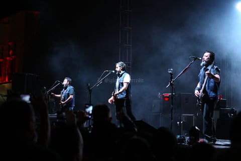 Tras casi una hora de presentación llegó el turno de cantar lo que Molotov piensa de México y sin rodeos comenzó ‘Gimme the Power’, tema emblema del grupo y que fue el más coreado de la noche.