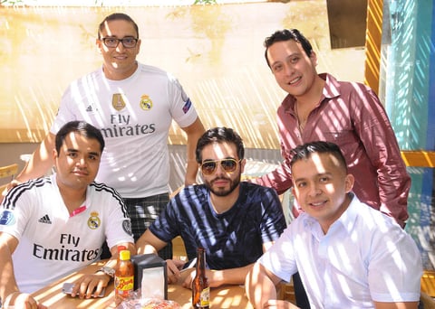19102015 ENTRE AMIGOS.  Mauricio, Guillermo, Ricardo, Luis y Nelson.