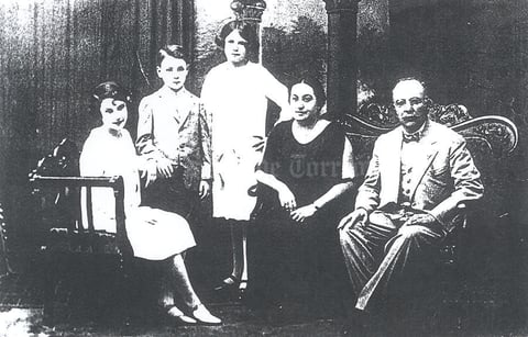 22102015 Don Francisco Javier Lozano González y su esposa doña Ma. Oliva Garza Garza de Lozano con sus hijos: Clotilde, Carmen y Francisco.