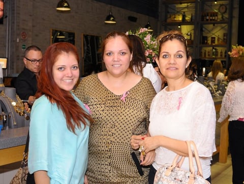 MUY CONTENTAS. Ileana Márquez, Rosy Martínez de Márquez y Alejandra Márquez.