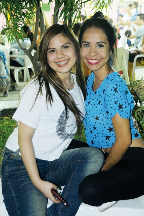 AMIGAS. Denisse y Astrid.
