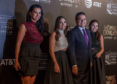 Previamente, las personalidades presentes, como el gobernador, desfilaron por la alfombra roja.