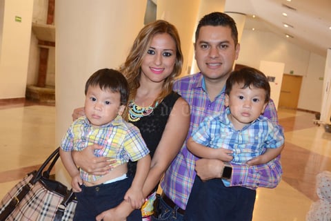 25102015 Eloísa y Roberto con Robertito y Rodri.