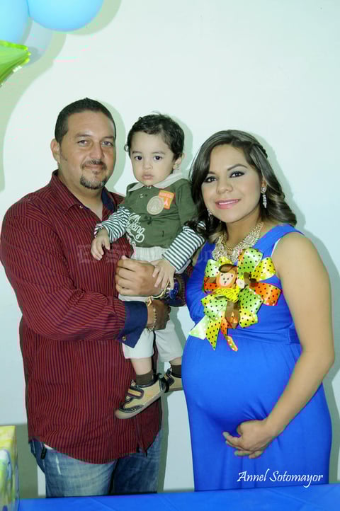 25102015 Sr. Víctor Manuel Enríquez Gil, el pequeño Víctor Vinicio Enríquez Chávez y Sra. Airam  Denice Chávez Rodríguez, se encuentran muy felices por la llegada del nuevo integrante de la familia.- Annel Sotomayor Fotografía