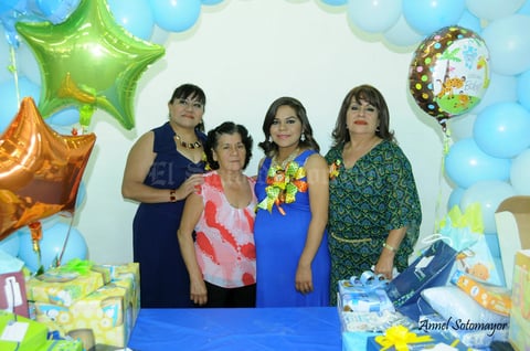 25102015 La festejada lució muy contenta junto a las organizadoras de esta hermosa celebración: Sra. María Dolores Rodríguez Nájera, Sra. Antonia Rodríguez Nájera y Sra. María Regina Rodríguez Nájera.