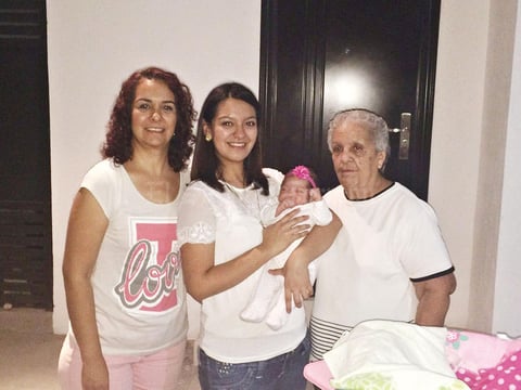 25102015 CUATRO GENERACIONES.  Hilda, Cecilia, Karen y Annia Cecilia.