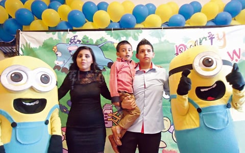 25102015 CUMPLE CUATRO AñOS.  Luis Gerardo Gómez Longoria con sus papás, Ana Longoria y Gerardo Gómez.