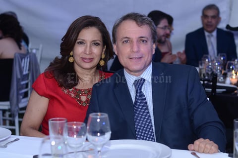 27102015 Raúl Omar Gómez González y señora.