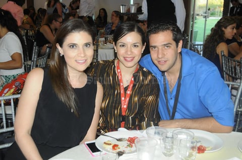 27102015 EN DESFILE DE MODAS.  Érika, July y Alejandro.
