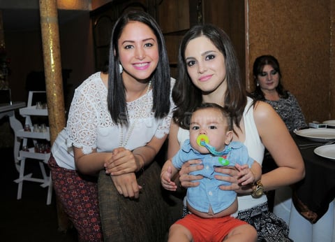 27102015 EN RECIENTE FESTEJO.  Lupita y Ayla con su bebé.