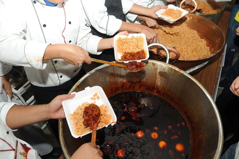 Se cocinaron 300 kilos de carne para la megarreliquia.