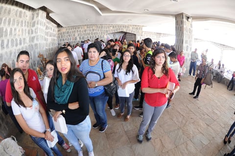 Antes de las 13:00 horas ya había gente formada con sus recipientes, tanto de las colonias aledañas al cerro como de otras zonas de la ciudad.