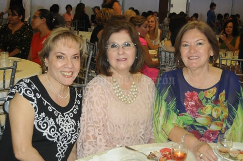 29102015 ENTRE AMIGAS.  Doris, Eva y Odi.