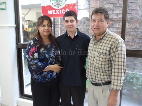 29102015 EN FAMILIA.  Uvaldo Carrera con María de Lourdes Martínez y José Luis Carrera.