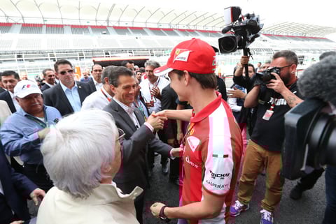 Esteban Gutiérrez, piloto reserva de Ferrari, lo invitó a pasar al garage de su equipo, ahí le explicó detalles del coche.