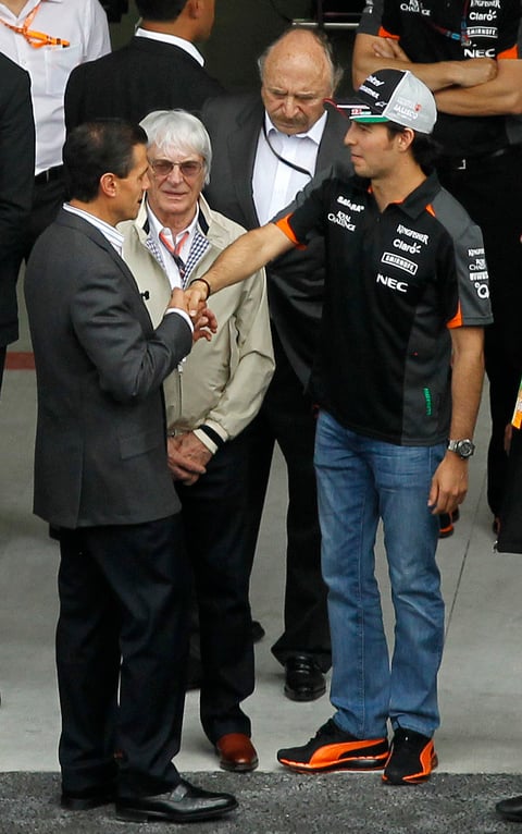 'Checo' Pérez le regaló un nomex en su visita en el foso de Force India.