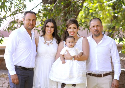 Con sus papás, Luis Becerra y Marisol Escárcega de Becerra, y sus padrinos, César Alejandro Pérez y Marisol García de Pérez