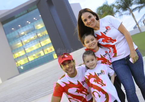 Óscar y Marytere con sus hijas Frida y Sofía