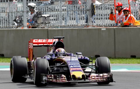El primer récord de vuelta y también el primer incidente cuando Max Verstappen se fue al muro en la última curva del circuito antes de la recta principal.