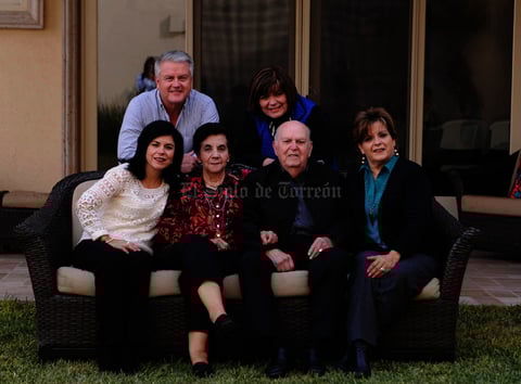Acompañado por su esposa, Carolina, y sus hijos, Enrique, Marcela, Carolina y Cecilia