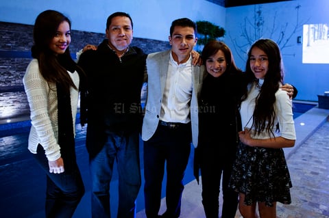 Acompañado de sus papás, Iván y Lily, y sus hermanas, André y Miriam
