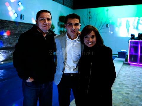 Con sus papás, Iván y Lily