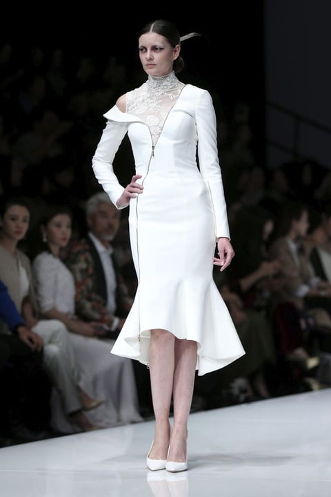 Una modelo luce una creación de X.LANDO durante la Semana de la Moda de China