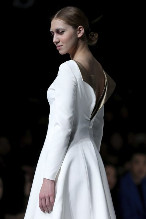 Las faldas muy largas y las muy cortas se alternaron en un desfile exclusivamente femenino que tuvo como patrón común la monocromía de los vestidos.