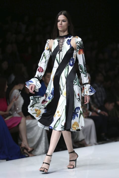 Los diseñadores apostaron por vestidos de movimiento fluido y acabados vaporosos.