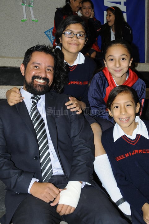 04112015 Ángel Flores, Carmen, Natalia y Kiara.