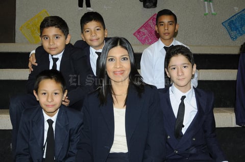 04112015 Los alumnos orgullosos de su altar.