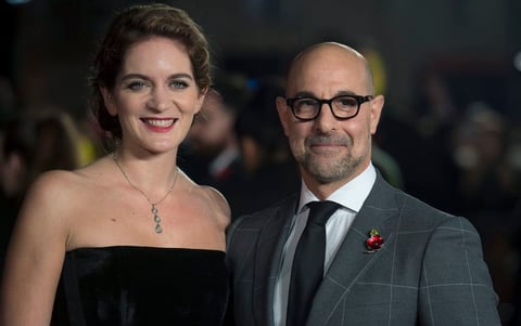 El actor Stanley Tucci llegó acompañado de su esposa Felicity Blunt al Leicester Square en Londres.