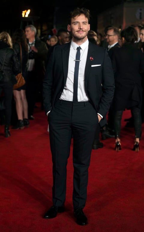 El actor británico de reparto Sam Claflin atendió a los fotógrafos a su llegada.