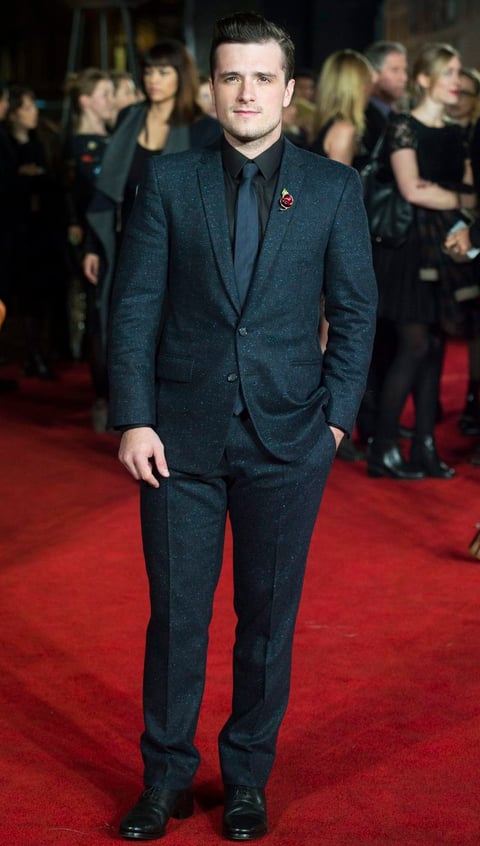 Josh Hutcherson lució un atuendo en tonalidades oscuras durante la premier.