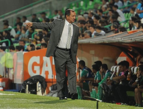 Enrique Meza nunca dejo de dar indicaciones a sus pupilos.