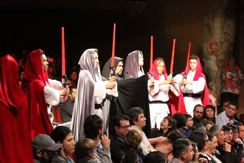También se escuchó la Marcha imperial, conocida como el Tema de Darth Vader, además de El campo de asteroides, Banda de la cantina, Ellos vienen aquí, Tema de Yoda, Desfile de los ewoks, La batalla en el bosque, Salón del trono y la música de los títulos finales, añadió César Pina, también creador de este concepto.