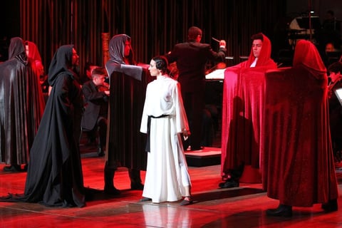 Al arrancar la gala con el tema de la Guerra de las Galaxias, una fuerte ovación se dejó escuchar en el recinto y la magia se hizo presente en el escenario con diversos actores caracterizados.