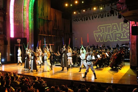 El público disfrutó por espacio de una hora del trabajo de alrededor de 110 músicos en vivo, acompañados por la proyección de algunas de las escenas de la película, mientras que en el escenario bailarines y actores rindieron un combate escénico.