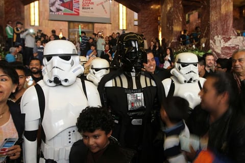 Los personajes de esta trilogía concebida por el guionista, director y productor de cine estadounidense George Lucas a finales de la década de los 70, invadieron el máximo recinto cultural del país, donde decenas de fans mexicanos se deleitaron con la presencia de personajes como Darth Vader, Luke Skywalker, Boba Fett, Obi Wan Kenobi, Princesa Leia, Palpatine, Chewbacca y hasta de los Ewoks.