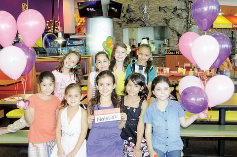 09112015 MUCHAS FELICIDADES.  Natalia Ortiz con sus amiguitas en su fiesta de cumpleaños.