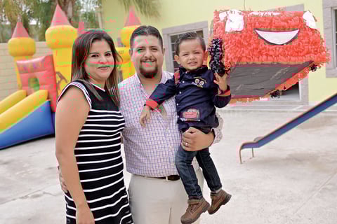 08112015 CUMPLE TRES AñOS.  Sebastián Yescas Arreola con sus papás, Hugo Yescas y Salma Arreola.