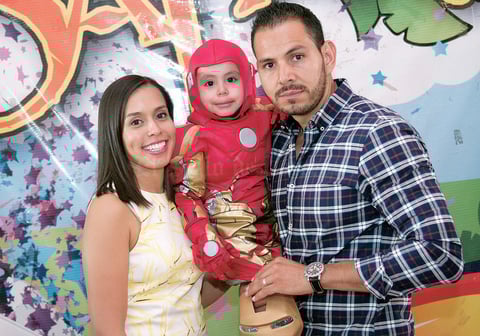 08112015 DIVERTIDA PIñATA.  Gisel Martínez y Josdel Quiñones con su pequeño hijo, Santiago, quien cumplió 4 años.