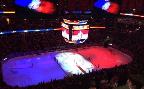 En Washington, el estadio del equipo de hockey sobre hielo de los Washington Capitals tiñó la pista, las pantallas, los marcadores y toda luz que iluminaba el espacio con el azul, rojo y blanco.