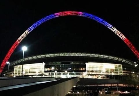 El estadio de Wembley se solidarizó con el pueblo francés.