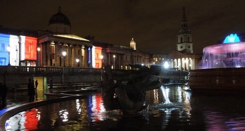 Una de las ciudades en las que más se ha visto el rojo, blanco y azul de la bandera francesa ha sido la capital británica, donde se iluminaron con estos colores la National Gallery, en Trafalgar Square, y el puente de Londres.
