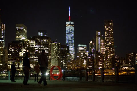 El One World Trade Center, también conocido como la torre de la libertad y que se erige en la zona donde se encontraban las Torres Gemelas, derribadas en los atentados del 11 de septiembre de 2001, realizó así un homenaje a París.