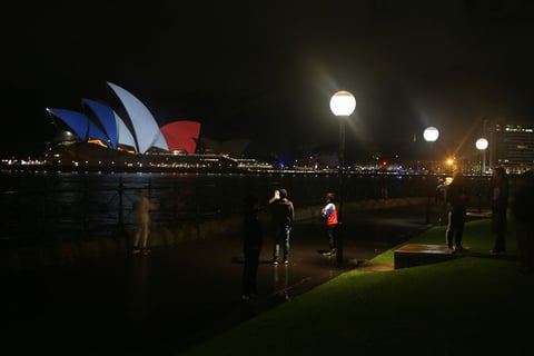 La Ópera de Sidney también se tiñó de azul, blanco y rojo.