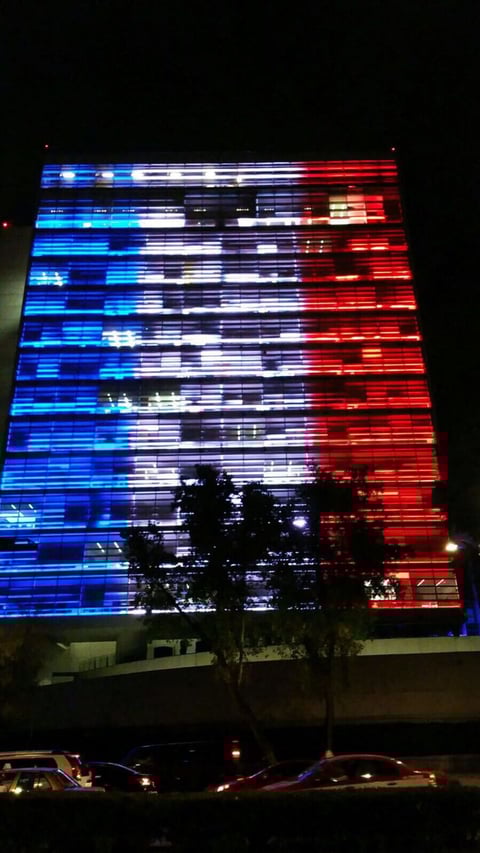 Monumentos del Paseo de la Reforma así como la sede del Senado en México lucieron los colores de Francia.